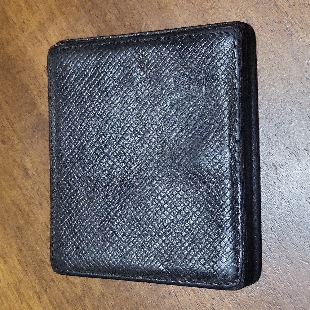 Luis Vuitton coin wallet